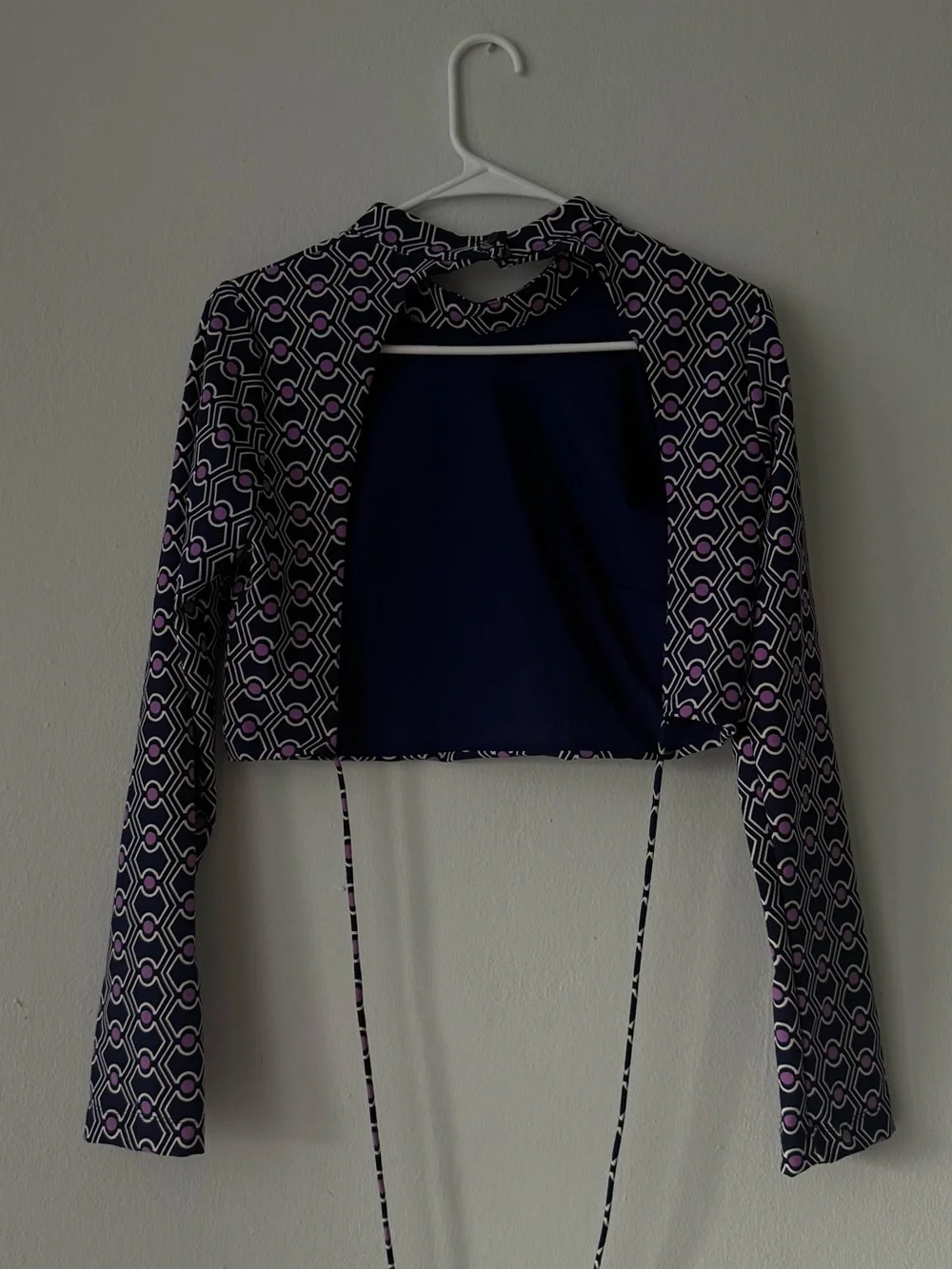 Geometric Print Backless Long-Sleeve Cropped Top